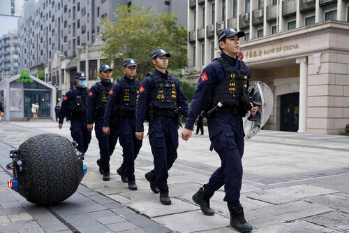 En China patrulla un nuevo robot policía imparable: identifica objetivos, lanza redes, bombas de gas y casi nunca descansa