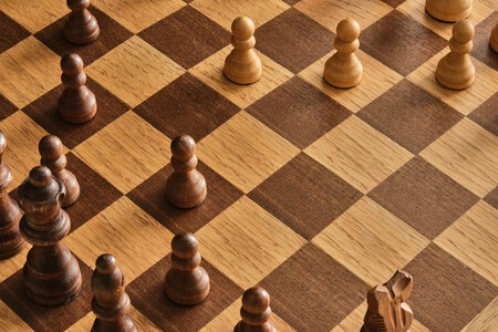 La inteligencia artificial lleva años ganándonos al ajedrez. Ahora también nos está enseñando a mejorarlo