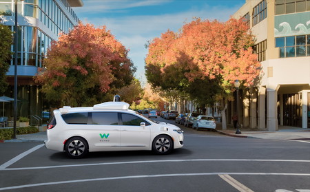 Los usuarios del programa piloto de taxis autónomos de Waymo en Silicon Valley aún valoran negativamente la mitad de sus viajes