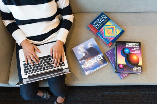Una empresa despidió a todo su equipo de desarrollo para sustituirlo por una IA. Ahora están buscando programadores en LinkedIn
