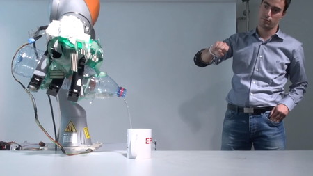 Una mano protésica combina por primera vez control humano y robótico para mejorar la destreza del usuario