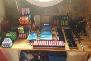 Este aficionado ha recogido más de 1.000 baterías recicladas desde 2016. Su gran plan: autoabastecer de electricidad